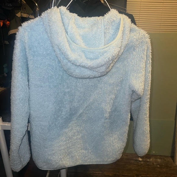 Girls NorthFace furry jacket. Girls size 14–16. Baby blue very soft - Picture 5 of 5